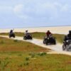 grupo de moto quad cerca de la playa de boa vista