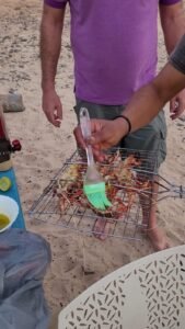 preparando langosta a la barbacoa en boa vista come de lujo preparando langosta a la barbacoa